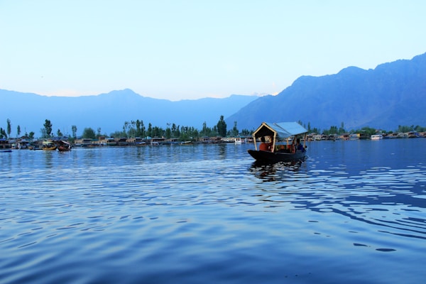 Kashmir Dal Lake luxury houseboat